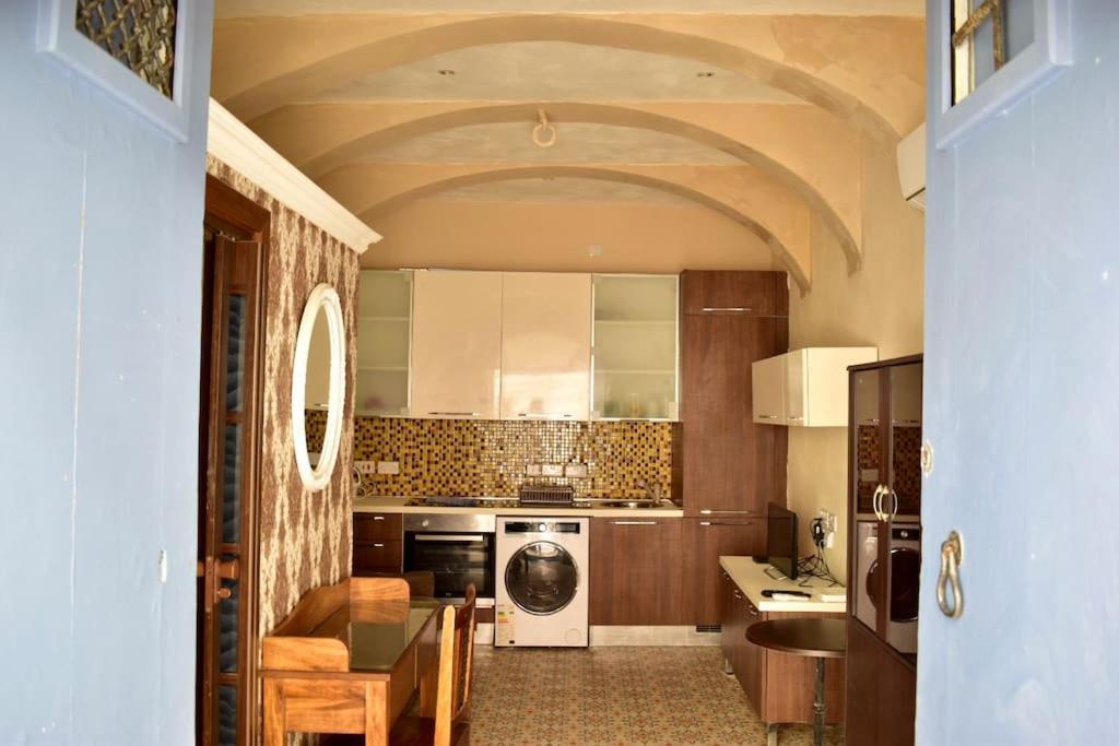 City Centre Pied-A-Terre Near Food Market And Walking Distance To Bus Terminus Валета Екстериор снимка