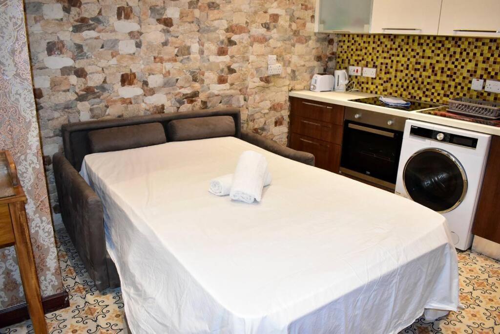 City Centre Pied-A-Terre Near Food Market And Walking Distance To Bus Terminus Валета Екстериор снимка